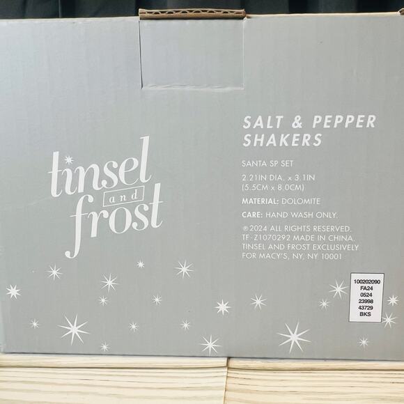 Santa And Mrs Clause Salt And Pepper Shaker - Picture 2 of 3